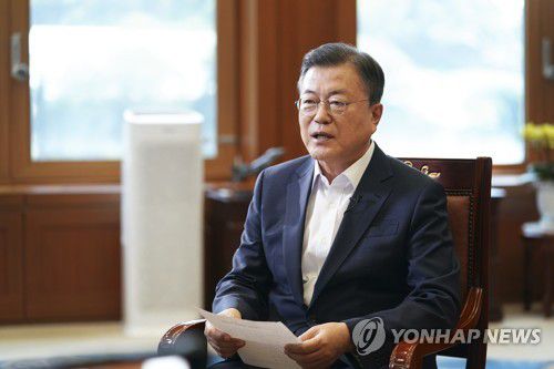 문재인 대통령이 지난 4월 29일 공개된 국민청원 답변에서 이명박 전 대통령 사면 반대 청원에 대한 입장을 밝히고 있다. [청와대 제공]