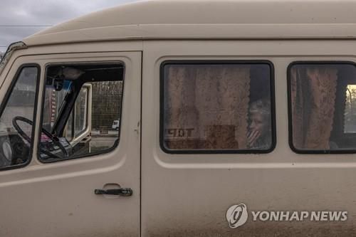 미니버스를 타고 탈출하는 우크라이나인[EPA 연합뉴스 자료사진. 재판매 및 DB 금지]