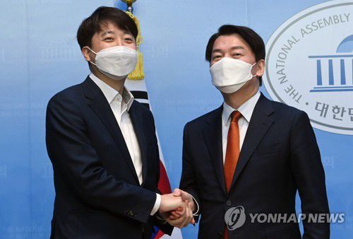 국민의힘과 국민의당 합당 악수(서울=연합뉴스) 백승렬 기자 = 국민의힘 이준석 대표(왼쪽)와 국민의당 안철수 대표가 18일 서울 여의도 국회 소통관에서 기자회견을 열고 합당을 선언한 뒤 악수하고 있다. 2022.4.18 [국회사진기자단] srbaek@yna.co.kr