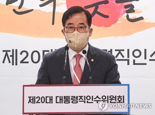 미디어 공정성 확립 관련 브리핑하는 박성중 과학기술교육분과 간사(서울=연합뉴스) 박성중 제20대 대통령직인수위원회 과학기술교육분과 간사가 28일 서울 종로구 통의동 인수위 기자회견장에서 '미디어의 공정성·공공성 확립과 국민 신뢰 회복을 위한 정책방향' 관련브리핑을 하고 있다. 2022.4.28 [인수위사진기자단] jeong@yna.co.kr