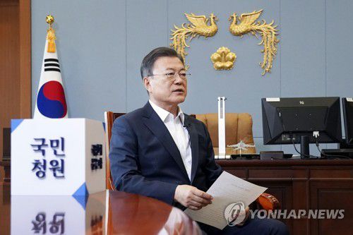 마지막 국민청원에 답하는 문재인 대통령(서울=연합뉴스) 문재인 대통령이 청와대 여민관 집무실에서 이명박 전 대통령 사면 반대 등 국민청원 답변을 하고 있다.    문 대통령이 국민청원에 직접 답변하는 것은 지난 4주년 특별답변(2021.8.19.) 이후 두 번째이며, 287번째 청원 답변이다. 2022.4.29 [청와대 제공. 재판매 및 DB 금지] jeong@yna.co.kr