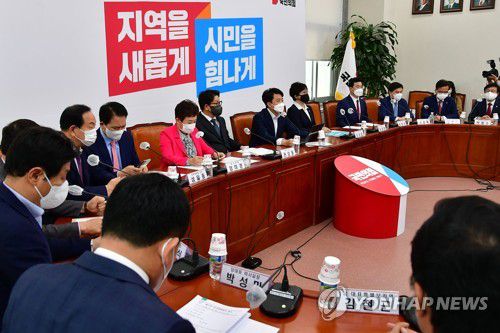 국민의힘 최고위원회의(서울=연합뉴스) 백승렬 기자 = 국민의힘 이준석 대표가 2일 국회에서 열린 최고위원회의에서 발언하고 있다. 2022.5.2 [국회사진기자단] srbaek@yna.co.kr