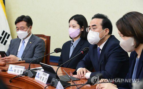 발언하는 박홍근(서울=연합뉴스) 이정훈 기자 = 더불어민주당 박홍근 원내대표가 2일 오전 국회에서 열린 비상대책위원회의에서 발언하고 있다. 2022.5.2 [국회사진기자단] uwg806@yna.co.kr