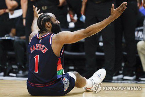 코트에 쓰러져 파울을 호소하는 필라델피아 세븐티식서스의 제임스 하든[USA TODAY Sports=연합뉴스]