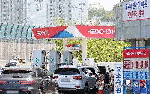 판매가격 인하된 주유소에 줄 선 차량(용인=연합뉴스) 홍기원 기자 = 유류세 인하 폭이 기존 20%에서 30%로 확대된 지난 1일 오후 경기도 용인시 경부고속도로 부산방향 기흥휴게소 주유소에 차량이 주유를 위해 줄을 서 있다. xanadu@yna.co.kr