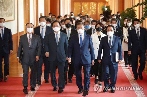 마지막 국무회의 입장하는 문재인 대통령(서울=연합뉴스) 안정원 기자 = 문재인 대통령이 3일 오후 청와대 본관 세종실에서 열린 마지막 국무회의에 김부겸 국무총리 등 국무위원들과 입장하고 있다. 2022.5.3 jeong@yna.co.kr