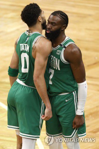 NBA 플레이오프(PO) 2라운드 2차전을 승리로 이끈 보스턴 셀틱스의 제이슨 테이텀과 제일런 브라운[EPA=연합뉴스]