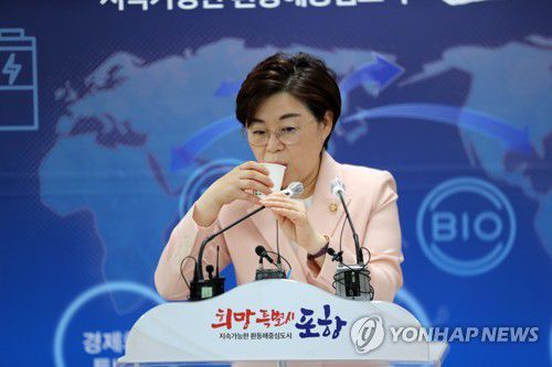 목이 타는 김정재 국회의원(포항=연합뉴스) 손대성 기자 = 2일 경북 포항시청에서 국민의힘 경북도당 위원장인 김정재 국회의원(포항 북구)이 포항시장 공천과 관련해 논란이 빚어진 데 따른 입장문을 발표하고 있다. 2022.5.2 sds123@yna.co.kr