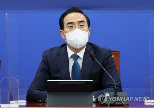 원내대책회의에서 발언하는 박홍근 원내대표(서울=연합뉴스) 백승렬 기자 = 더불어민주당 박홍근 원내대표가 3일 국회에서 열린 원내대책회의에서 발언하고 있다. 2022.5.3 srbaek@yna.co.kr