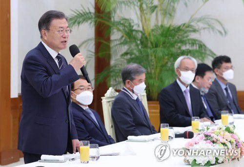 백서 발간기념 국정과제위원회 초청 오찬 참석한 문재인 대통령(서울=연합뉴스) 안정원 기자 = 문재인 대통령이 4일 청와대 본관에서 열린 백서 발간 기념 국정과제위원회 초청 오찬에 참석, 발언하고 있다. 2022.5.4 jeong@yna.co.kr