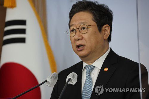 브리핑하는 황희 문체부 장관(서울=연합뉴스) 김승두 기자 = 황희 문체부 장관이 4일 오전 정부서울청사에서 '대중문화예술인 예술요원 편입제도 신설' 관련 브리핑을 하고 있다. 2022.5.4 kimsdoo@yna.co.kr