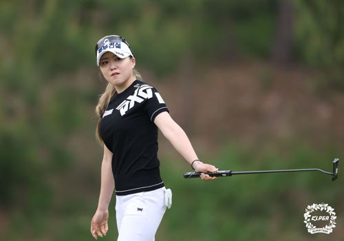 조아연, 2라운드 15번 홀 버디(서울=연합뉴스) 조아연이 충북 충주시 킹스데일 골프클럽(파72·6천709야드)에서 열린 한국여자프로골프(KLPGA) 투어 제8회 교촌 허니 레이디스오픈(총상금 8억원) 2라운드 15번 홀에서 버디를 기록한 뒤 이동하고 있다. 2022.5.7 [KLPGA 제공. 재판매 및 DB 금지] photo@yna.co.kr