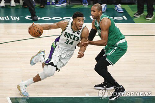 돌파하는 야니스 아데토쿤보[EPA=연합뉴스]