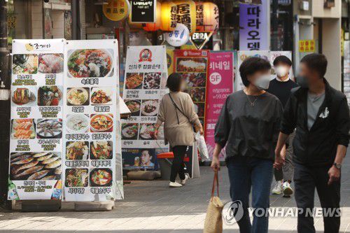 냉면값 1만원 돌파, 비빔밥·김밥도 올라(서울=연합뉴스) 진연수 기자 = 지난 4일 서울 명동 거리의 음식점들. 한국소비자원 가격정보 종합포털 '참가격'에 따르면 4월 서울 지역 냉면값은 전달보다 2.3% 오른 1만 192원을 기록했다. 자장면 가격은 5.1% 올라 서울을 기준으로 6천원을 넘었고, 비빔밥(1.6%)과 김밥(2.7%)도 전달보다 가격이 상승했다. jin90@yna.co.kr