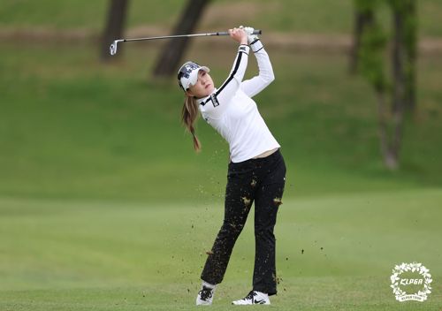 아이언샷 하는 조아연(서울=연합뉴스) 조아연이 8일 충북 충주시 킹스데일 골프클럽(파72·6천709야드)에서 열린 한국여자프로골프(KLPGA) 투어 제8회 교촌 허니 레이디스오픈(총상금 8억원) 최종라운드 4번 홀에서 아이언샷하고 있다. 2022.5.8      [KLPGA 제공. 재판매 및 DB 금지] photo@yna.co.kr