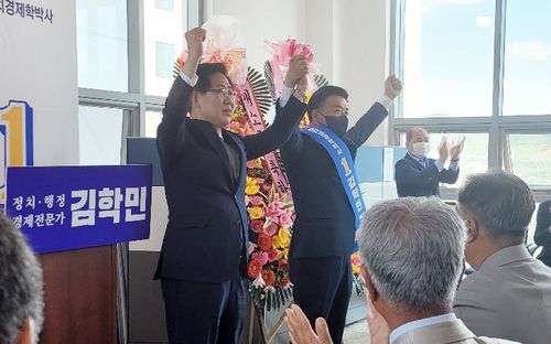 김학민 민주당 예산군수 후보 선거사무소 개소식에 참석한 양승조 후보(왼쪽)[촬영 조성민 기자]