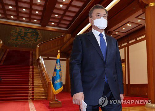 퇴임연설 마친 문 대통령(서울=연합뉴스) 서명곤 기자 = 문재인 대통령이 9일 오전 청와대 본관에서  임기 내 소회와 대국민 메시지를 담은 퇴임연설을 한 뒤 본관을 나서고 있다.   2022.5.9 seephoto@yna.co.kr