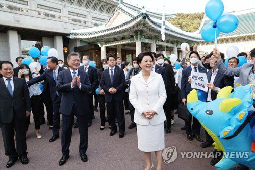 마지막 퇴근길 나선 문재인 대통령(서울=연합뉴스) 서명곤 기자 = 문재인 대통령과 김정숙 여사가  9일 오후 청와대 본관 앞에서 직원들의 배웅을 받으며 퇴근하고 있다.   2022.5.9 seephoto@yna.co.kr