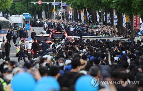 문 대통령 퇴근 마중 인파(서울=연합뉴스) 박동주 기자 =  9일 오후 청와대 앞 분수대에서 시민들이 문재인 대통령 퇴근을 보고 있다. 2022.5.9 pdj6635@yna.co.kr