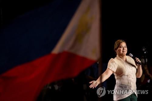 지난 7일 열린 마지막 유세에 등장한 사라 두테르테[로이터=연합뉴스 자료사진. 재판매 및 DB 금지]