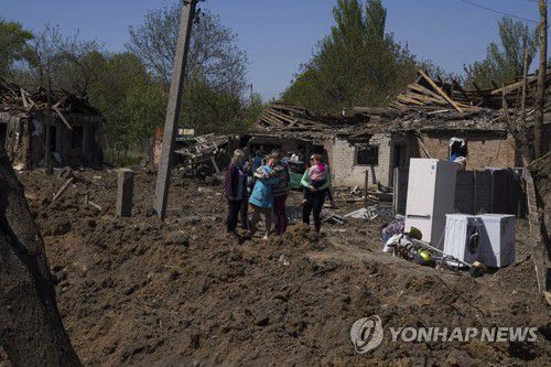 우크라이나 동부 돈바스 바흐무트 주민들[AP 연합뉴스 자료사진. 재배포 및 DB 금지]