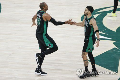 보스턴 셀틱스 승리의 주역, 알 호포드(왼쪽)와 제이슨 테이텀(오른쪽) [EPA=연합뉴스]