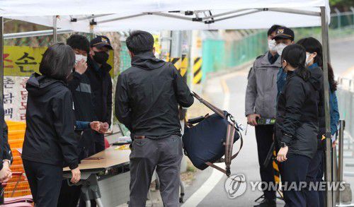 평산마을 가는 길(양산=연합뉴스) 김동민 기자 = 문재인 전 대통령 내외 귀향일인 10일 오전 취재진이 문 전 대통령 사저가 있는 경남 양산시 하북면 평산마을에 임시로 설치된 보안검색대를 통과하고 있다. 2022.5.10 image@yna.co.kr