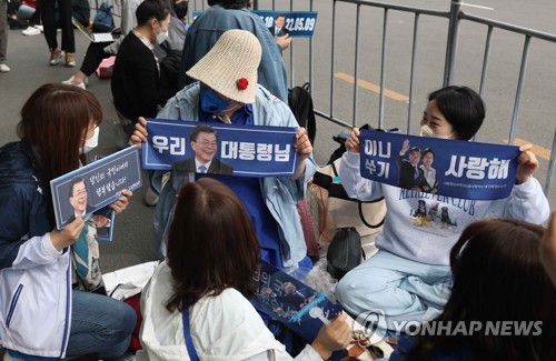 평산마을 찾은 지지자(양산=연합뉴스) 김동민 기자 = 문재인 전 대통령 내외 귀향일인 10일 오전 문 전 대통령 사저가 있는 경남 양산시 하북면 평산마을 평산마을회관 주변에 지지자가 모여 있다. 2022.5.10 image@yna.co.kr