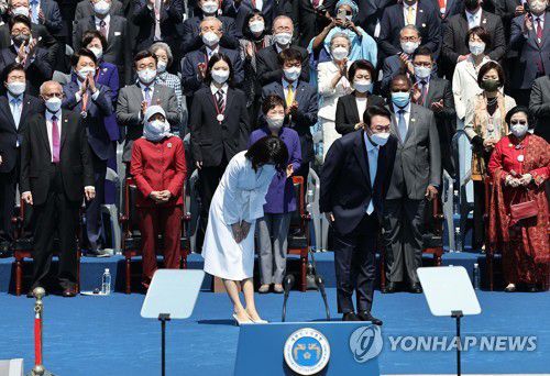 인사하는 윤석열 대통령(서울=연합뉴스) 백승렬 기자 = 윤석열 대통령이 10일 국회에서 열린 제20대 대통령 취임식에서 김건희 여사와 함께 인사하고 있다. 2022.5.10 [국회사진기자단] srbaek@yna.co.kr