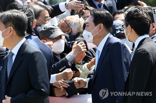 시민들과 주먹인사 하는 윤석열 대통령(서울=연합뉴스) 이정훈 기자 = 윤석열 대통령이 10일 국회에서 제20대 대통령 취임식을 마친 후 시민들과 인사하고 있다. 2022.5.10 [국회사진기자단] uwg806@yna.co.kr