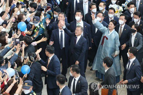 양산으로 향하는 문재인 전 대통령과 김정숙 여사(서울=연합뉴스) 신현우 수습기자 = 5년간의 임기를 마친 문재인 전 대통령과 김정숙 여사가 10일 경남 양산 사저로 출발하기에 앞서 서울역 대합실에서 지지자들을 향해 인사하고 있다. 2022.5.10 nowwego@yna.co.kr