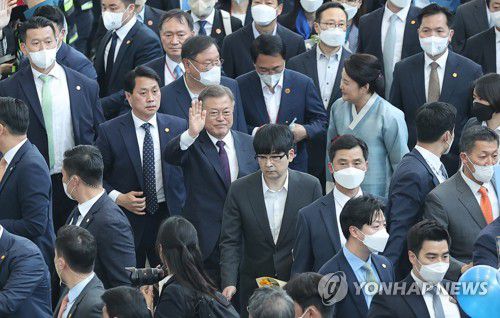 경남 양산으로 향하는 문재인 전 대통령(서울=연합뉴스) 신현우 수습기자 = 5년간의 임기를 마친 문재인 전 대통령과 김정숙 여사가 10일 경남 양산 사저로 출발하기에 앞서 서울역 대합실에서 지지자들을 향해 인사하고 있다. 2022.5.10 nowwego@yna.co.kr