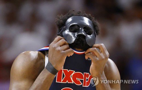 경기 중 안면 보호대를 벗는 필라델피아 세븐티식서스의 조엘 엠비드[EPA=연합뉴스]