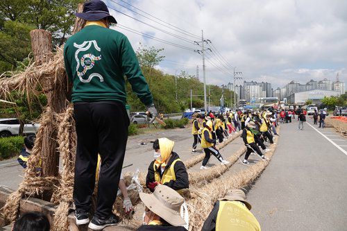 기지시 줄다리기 큰 줄 제작 한창(서울=연합뉴스) 기지시 줄다리기 보존회가 오는 13일부터 사흘간 열리는 충남 당진시 '기지시 줄다리기' 민속축제에 사용될 큰 줄 제작이 한창이라고 2일 밝혔다.  기지시 줄다리기는 당진시 송악읍 기지시리에 전승되는 500여 년 역사의 전통문화다. 2022.5.2 [당진시 제공. 재판매 및 DB 금지] photo@yna.co.kr