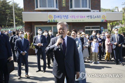 평산마을회관서 인사말하는 문재인 전 대통령(양산=연합뉴스)  문재인 전 대통령이 10일 오후 경남 양산시 하북면 평산마을회관에서 인사말하고 있다. 2022.5.10 [문재인 전 대통령 측 제공. 재판매 및 DB 금지] seephoto@yna.co.kr