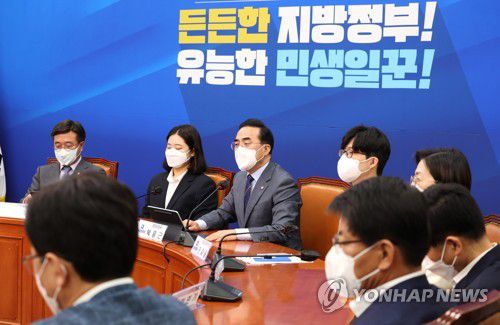 비대위에서 발언하는 박홍근 원내대표(서울=연합뉴스) 백승렬 기자 = 더불어민주당 박홍근 원내대표가 11일 국회에서 열린 비상대책위원회 회의에서 발언하고 있다. 2022.5.11 srbaek@yna.co.kr