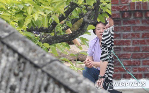 자연인 김정숙 여사(양산=연합뉴스) 김동민 기자 = 문재인 전 대통령 내외 귀향 이튿날인 11일 오전 김정숙 여사가 경남 양산시 하북면 평산마을 사저에서 관계자와 대화하고 있다. 2022.5.11 image@yna.co.kr