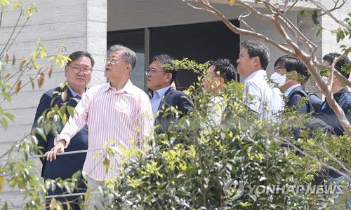 '양산시민' 문재인 전 대통령과 전 참모진(양산=연합뉴스) 김동민 기자 = 문재인 전 대통령이 귀향 이튿날인 11일 오전 경남 양산시 하북면 평산마을 사저에서 임종석 전 비서실장 등과 대화하고 있다. 2022.5.11 image@yna.co.kr