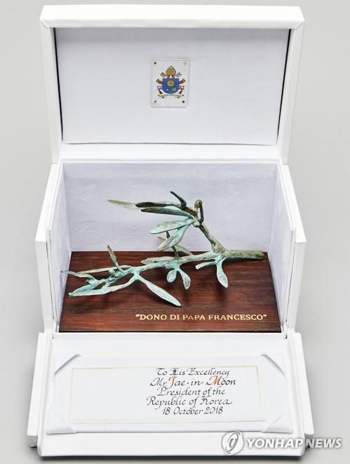 문재인 전 대통령이 2018년 프란치스코 교황에게서 받은 청동 올리브 가지. [청와대 제공 자료사진. 재판매 및 DB 금지]