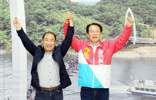 왼쪽부터 이준경·송인헌 예비후보[촬영 전창해 기자]