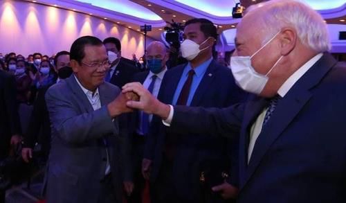 미국에 거주하고 있는 캄보디아인을 만나고 있는 훈센 총리[일간 크메르타임스 사이트 캡처. 재판매 및 DB 금지]