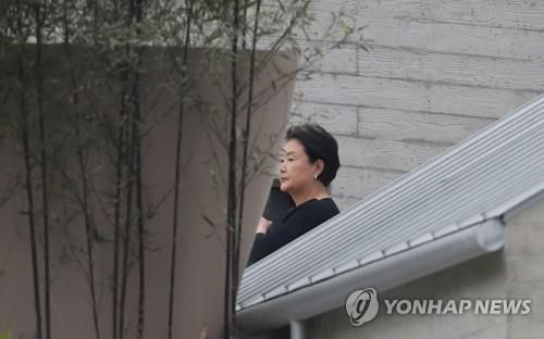 사저에서 이동하는 김정숙 여사    (양산=연합뉴스) 김동민 기자 = 문재인 전 대통령 부인인 김정숙 여사가 12일 경남 양산시 하북면 평산마을 사저에서 이동하고 있다. 2022.5.12     image@yna.co.kr