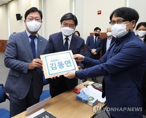 경기도지사 후보 등록하는 김동연 캠프 관계자 (수원=연합뉴스) 홍기원 기자 = 더불어민주당 김동연 경기도지사 후보 선대위 김승원 선임대변인과 김용진 후보 비서실장이 12일 오전 경기도 수원시 경기도선거관리위원회에서 김동연 후보를 대신해 제8회 전국동시지방선거 후보자 등록을 하고 있다. 2022.5.12     xanadu@yna.co.kr (끝)