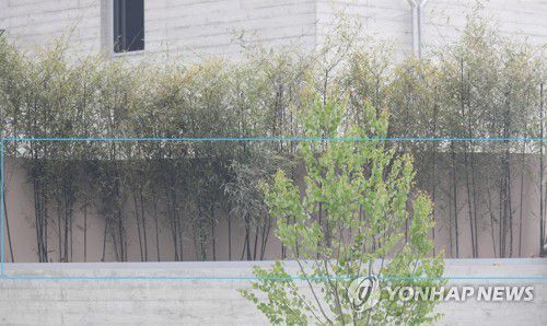 문재인 전 대통령 사저 가림막 설치(양산=연합뉴스) 김동민 기자 = 12일 오전 경남 양산시 하북면 평산마을 문재인 전 대통령 내외 사저 내에 가림막(파란선)이 설치돼 있다. 2022.5.12 image@yna.co.kr