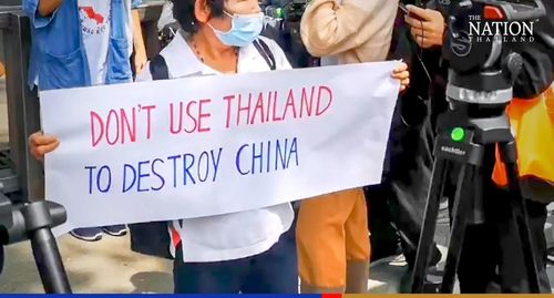 '중국을 파괴하려고 태국을 이용하지 말라'는 문구가 적힌 손팻말을 든 시위 참가자[네이션 캡처. 재판매 및 DB 금지]