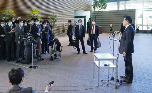 일본, 오미크론 대책 '우왕좌왕'…항공권 판매중단 요청 철회(도쿄 교도=연합뉴스) 기시다 후미오 일본 총리가 2일 관저 로비에서 취재진에게 오미크론 대책으로 국토교통성이 일본행 항공권의 신규 판매를 중단토록 항공사에 요청한 것에 대한 입장을 밝히고 있다. 기시다 총리는 이 요청으로 혼란을 초래했다고 사죄의 뜻을 밝힌 뒤 "국민의 귀국 수요를 충분히 배려하도록 지시했다"고 말했다. 2021.12.2 photo@yna.co.kr