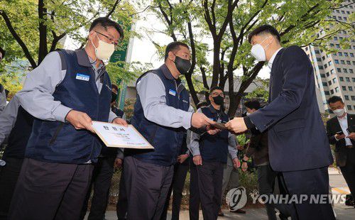 쌍용차 상폐 개선기간 연장 요구하는 청원서와 탄원서[연합뉴스 자료사진]