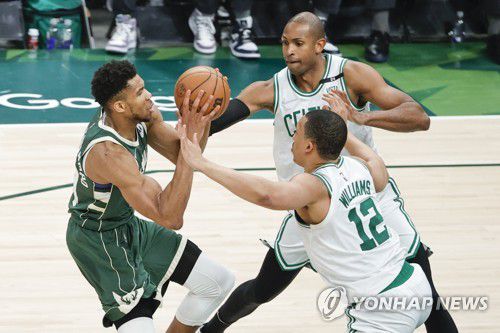 밀워키의 야니스 아데토쿤보를 막는 보스턴 빅맨들[EPA=연합뉴스]