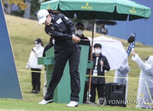 티샷하는 박민지(부산=연합뉴스) 강덕철 기자 = 21일 부산 기장군 LPGA 인터내셔널 부산에서 열린 미국 여자프로골프(LPGA) 투어 BMW 레이디스 챔피언십 1라운드에서 박민지가 1번 홀에서 티샷하고 있다. 2021.10.21 kangdcc@yna.co.kr