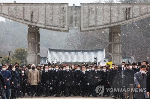 5·18 민주묘지 찾은 윤석열[연합뉴스 자료사진]